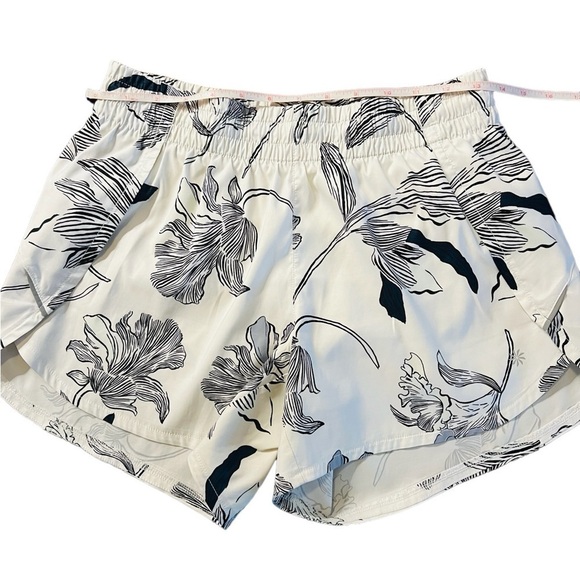 ATHLETA WOMEN’S WHITE & BLACK TROPICAL PATTERN ATHLETIC SHORTS SIZE SMALL - Picture 6 of 15